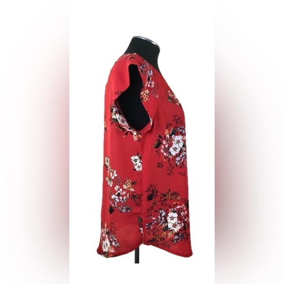 🚨Sweet Rain Red Floral Blouse with cap sleeves and pleated front. Size: Medium. - Picture 7 of 13